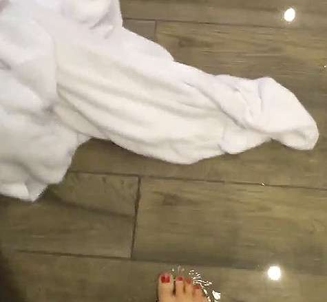 chistyakova_ionova: «В своей рубрике #глюкозаотодиночества мы обсуждали с вами, как можно познакомиться. А кто и с соседями никак не может найти контакт... Вот вам еще одна причина для знакомства - я затопила гостиничный номер. Заметила это только тогда, 