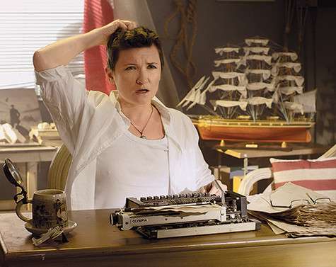 В самый ответственный момент в старинной печатной машинке закончились чернила. Но опытные киношники быстро сообразили и нашли выход из ситуации — заправили машинку тушью для ресниц. Фото: материалы пресс-служб.