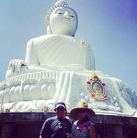 Дмитрий Дибров с супругой Полиной и сыном Сашей, которому 10 февраля исполнится 5 лет, посетили Храм Будды, построенный в память о погибших при наводнении 2000 года. Фото: Instagram.com/polinadibrova_dmitrydibrov.