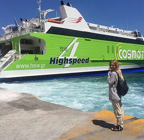 «Приплыли на Санторини на этой громадине», - подписала снимок Рита Дакота. Фото: Instagram.com/ritadakota.