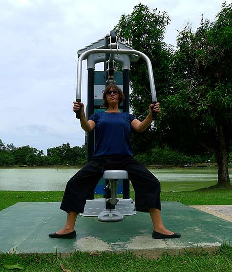 В парках прямо под открытым небом расположены современные тренажеры, заниматься на которых можно абсолютно бесплатно.