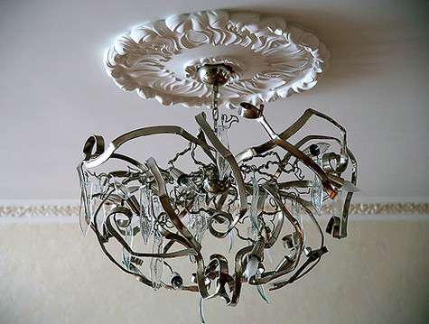 Оригинальную люстру Елена считает своей персональной добычей. Фото: Мигель. Оригинальную люстру Елена считает своей персональной добычей. Фото: Мигель.