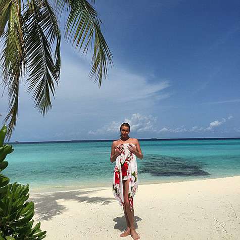 Интрига: есть ли купальник под парео? Фото: социальные сети