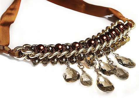 «Колье я получила в подарок на день рождения от моей подружки, дизайнера Натальи Сеничкиной. Оно меня здорово выручает». Фото: Сергей Козловский. «Колье я получила в подарок на день рождения от моей подружки, дизайнера Натальи Сеничкиной. Оно меня здорово выручает». Фото: Сергей Козловский.