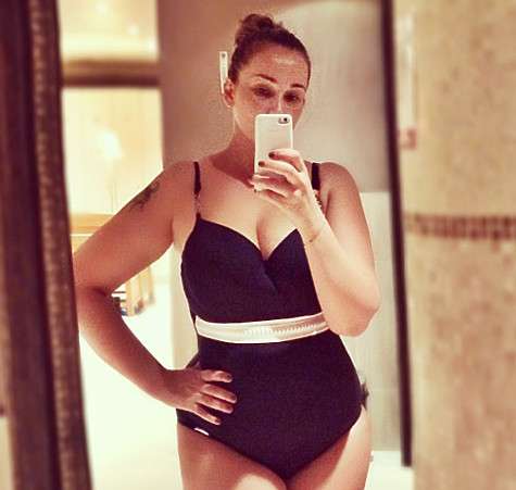 Achekhova: «Сегодня по плану у меня заплыв в бассейне. Ой, представляю, какой сейчас ажиотаж начнется в комментах. Но мне очень нравится мой купальник и моя фигура!» Фото: Instagram.com.