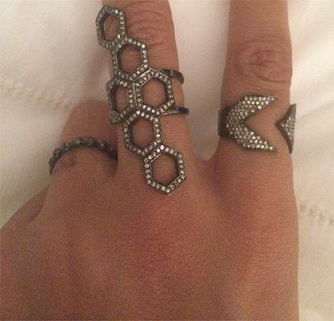 Под обручальным кольцом Бейонсе скрывалась татуировка в виде римской цифры четыре, которую певица сделала в знак любви к мужу. Фото: iam.beyonce.com. Под обручальным кольцом Бейонсе скрывалась татуировка в виде римской цифры четыре, которую певица сделала в знак любви к мужу. Фото: iam.beyonce.com.