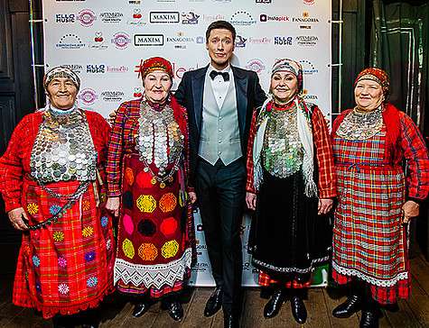 Дмитрий Нестеров и «Бурановские бабушки». Фото: личный архив. Дмитрий Нестеров и «Бурановские бабушки». Фото: личный архив.