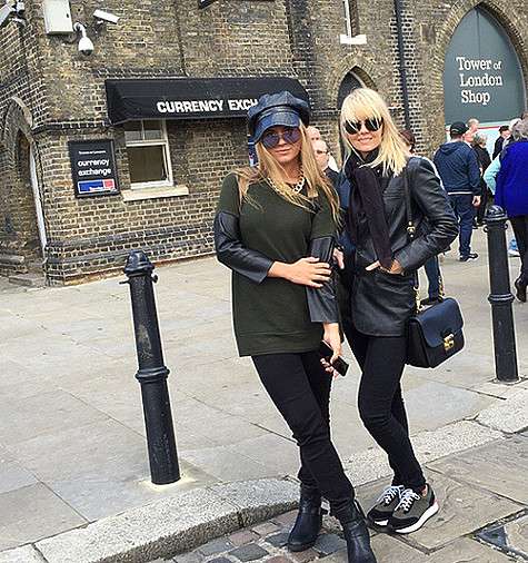 Несмотря на массу сложностей и тщательную подготовку к выступлению, Валерия успела погулять по Лондону. С дочерью Анной Шульгиной. Фото: Instagram.com/valeriya_rus.