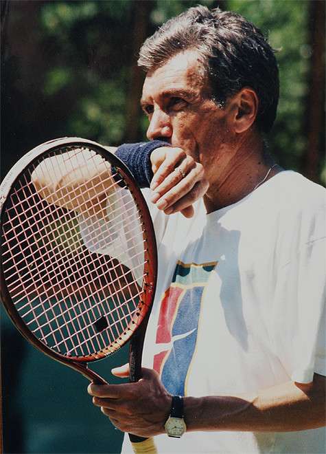 Юрий Николаев предпочитает активный отдых и очень любит играть в теннис. Фото: личный архив.