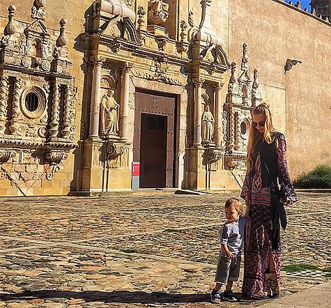 Жена Стаса Пьехи вместе с их сыном сейчас отдыхают в Каталонии. Фото: Instagram.com/knyaginya.
