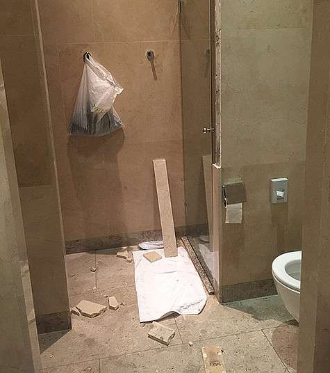 В президентском люксе новосибирского Double Tree by Hilton на голову Михаила Шуфутинского обвалился кусок мраморной стены. Фото: материалы пресс-служб. В президентском люксе новосибирского Double Tree by Hilton на голову Михаила Шуфутинского обвалился кусок мраморной стены. Фото: материалы пресс-служб.
