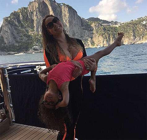 На яхте миллиардера Джеймса Пэкера отдыхала не только Мэрайя Кэри, но и ее дети. С дочерью Монро. Фото: Instagram.com/mariahcarey.