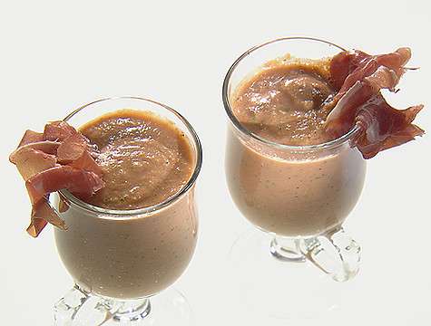 Сальморехо с вяленым окороком и яйцом (холодный томатный суп). Фото: материалы пресс-служб. Сальморехо с вяленым окороком и яйцом (холодный томатный суп). Фото: материалы пресс-служб.