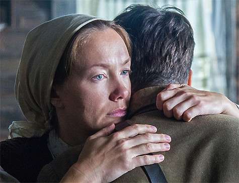 В картине «А зори здесь тихие» Дарья Мороз сыграла деревенскую жительницу Марию, у которой некоторое время живет старшина Васков. Кадр из фильма.