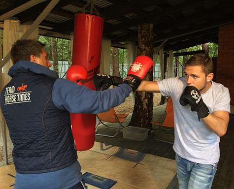 Отец Соколовского профессионально занимался боксом, а теперь с удовольствием отрабатывает удары с сыном. Фото: Майя Гвилава.