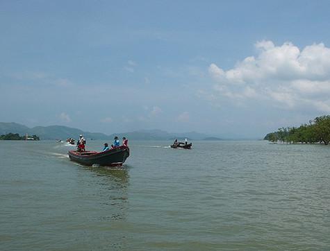 Сотни лодок с туристами курсируют из Таиланда в Мьянму и обратно.