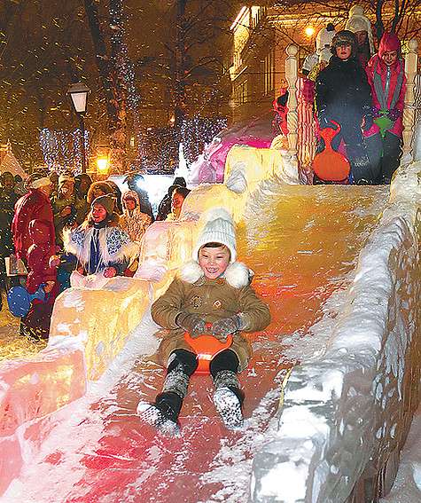 Семейство Алексея Петренко с удовольствием покаталось на ледяной горке. Семейство Алексея Петренко с удовольствием покаталось на ледяной горке.