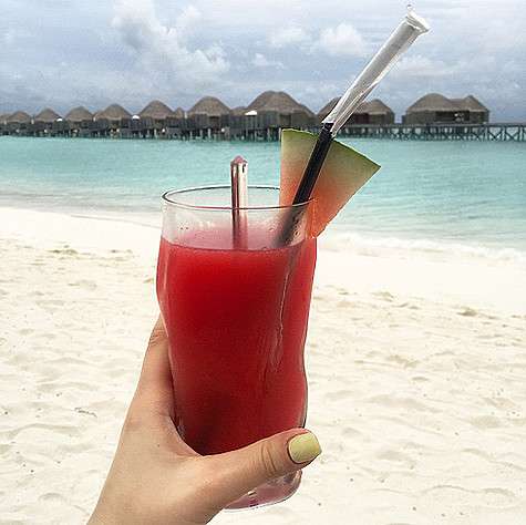 Первым мальдивским напитком Виктории Дайнеко стал арбузный фреш. Фото: Instagram.com/victoriadaineko.