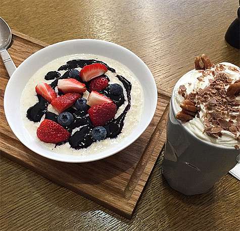 «Ты встал в 04:45 утра? Собрал на проект свои кисти и детали костюма, которые тебя попросили? Ты приехал на площадку самый первый и ждал всех полчаса? Тебя поприветствовали словами: «Ой, а тебе разве не сказали, что мы начинаем не с тебя? Тебе к 10». Фото «Ты встал в 04:45 утра? Собрал на проект свои кисти и детали костюма, которые тебя попросили? Ты приехал на площадку самый первый и ждал всех полчаса? Тебя поприветствовали словами: «Ой, а тебе разве не сказали, что мы начинаем не с тебя? Тебе к 10». Фото