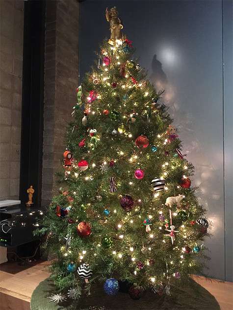 Роберт Дауни-младший решил похулиганить, украшая свою праздничную елку. Фото: Instagram.com.