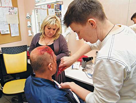 Вот что значит профессиональная работа: увидев человека с такой нарисованной «раной», его действительно захочется отправить в больницу. Фото: материалы пресс-служб.