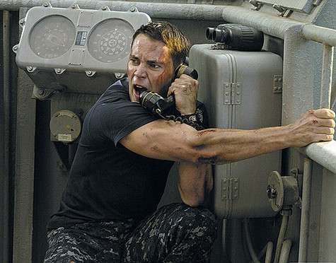 Изначально главную роль в фильме «Морской бой» должен был исполнить Джереми Реннер. Но из-за пересечения графика съемок с другой картиной он отказался, и роль досталась Тейлору Китчу. Кадр из фильма.