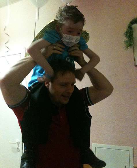 Александр Носик с ребенком. Фото: Майя Гвилава.