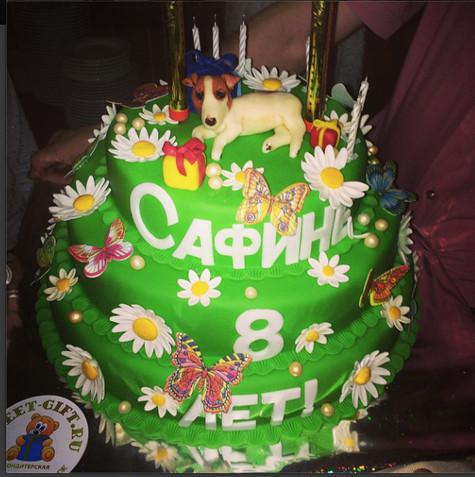 Для поздравления Сафины Алсу заказала трехъярусный тортик. Фото: Instagram.com/alsou_a.