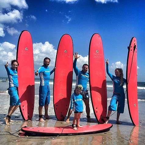 Семейство Пынзарей обучалось серфингу под присмотром профессиональных тренеров. Фото: социальные сети
