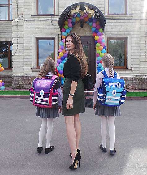 В этом году дочери Ольги Ушаковой пошли в специальную школу с углубленным изучением английского языка. Фото: личный архив телеведущей.