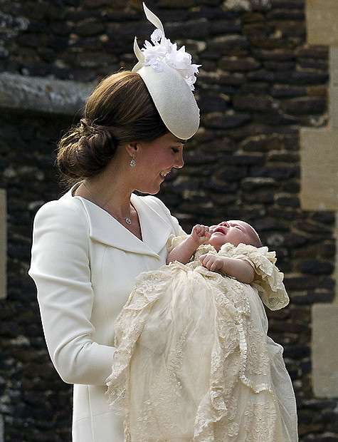 Во время крещения принцессу Шарлотту одели в платье – точную копию крестильного наряда 1841 года, который был сшит для крещения старшей дочери королевы Виктории. Фото: Rex Features/Fotodom.ru.