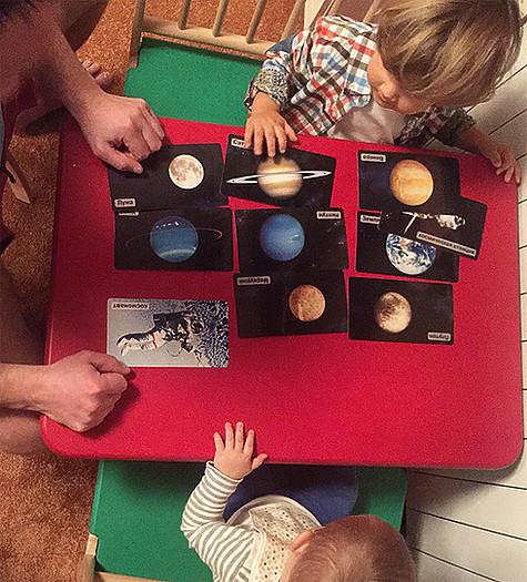 Старший сын Марии Кожевниковой уже знает расположение планет Солнечной системы. Фото: Instagram.com/mkozhevnikova.