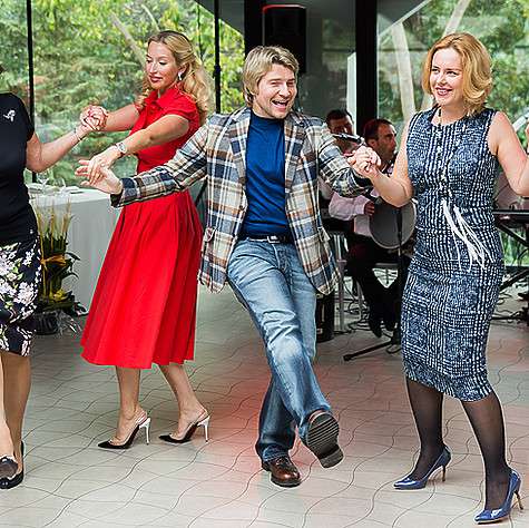 Танцы в исполнении Николая Баскова гости запомнят надолго. Фото: материалы пресс-служб.