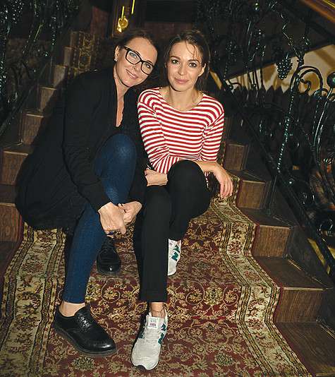 Поздравить юбиляра пришли Агния Дитковските и Татьяна Лютаева. После того как Агния рассталась с Алексеем Чадовым, она стала все больше времени проводить со своей мамой. К тому же они играют вместе в спектакле.