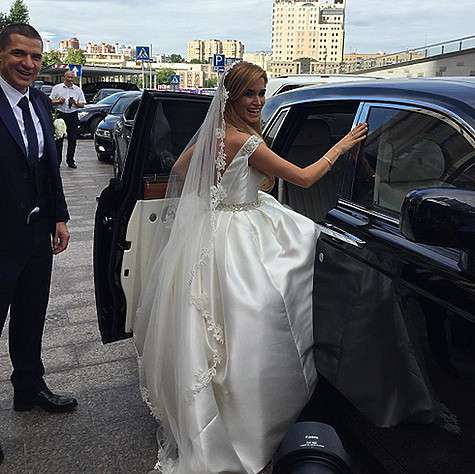Ксения Бородина остановила свой выбор на классическом свадебном платье. Фото: Instagram.com.