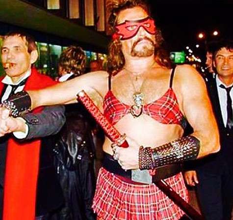 Никита Джигурда считает, что в этом образе отлично подошел бы на роли отца Кончиты Вурст. Фото: Twitter.com.