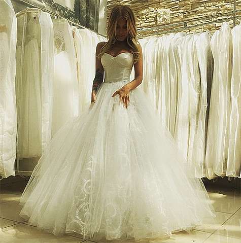 Теперь поклонники гадают, в котором из них артистка пойдет под венец. Фото: Instagram.com.