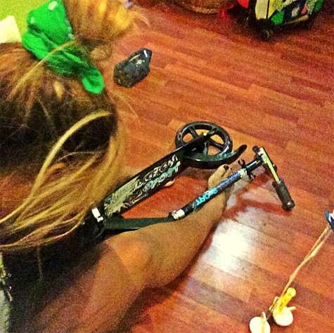 Корнелия Манго с новым самокатом. Фото: Instagram.com.