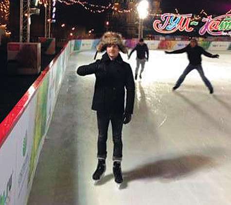 Фотографию с катка на Красной площади Элайджа Вуд незамедлительно выложил в своем Фейсбуке.