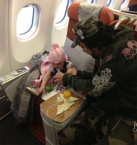 Филипп Киркоров с дочкой. Фото: Twitter.com.