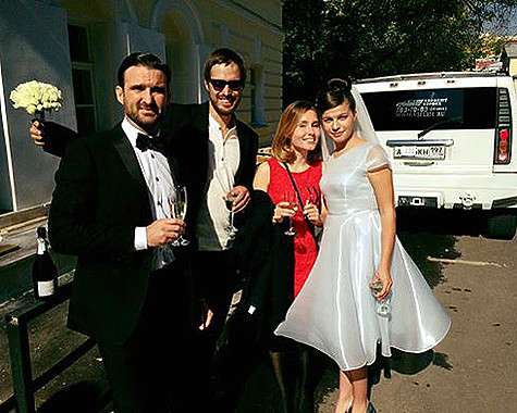 Агния Кузнецова и Максим Петров со свидетелями. Фото: Facebook.com/agniyakuznecova.