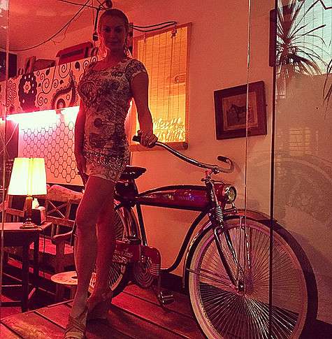 В ответ на все злобные комментарии Настя опубликовала снимок с велосипедом. Фото: Instagram.com/volochkova_art.