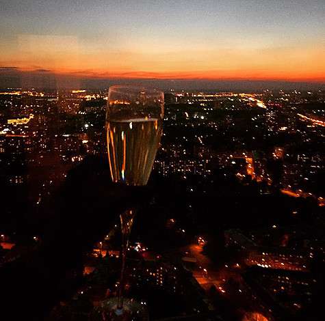 Именно этот вид из иллюминатора вдохновил Аллу Михееву написать трогательное признание в любви Москве. А может, всему виной шампанское? Фото: Instagram.com/Allamikheeva.