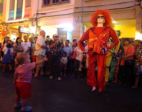 Стефан чуть не сорвал выступление уличных артистов, вырвавшись в центр импровизированной сцены.