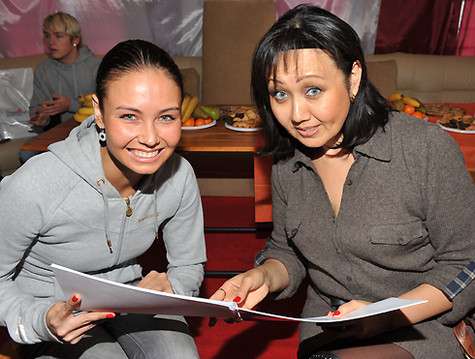 Ляйсан Утяшева с мамой. Фото: Fotodom.ru.