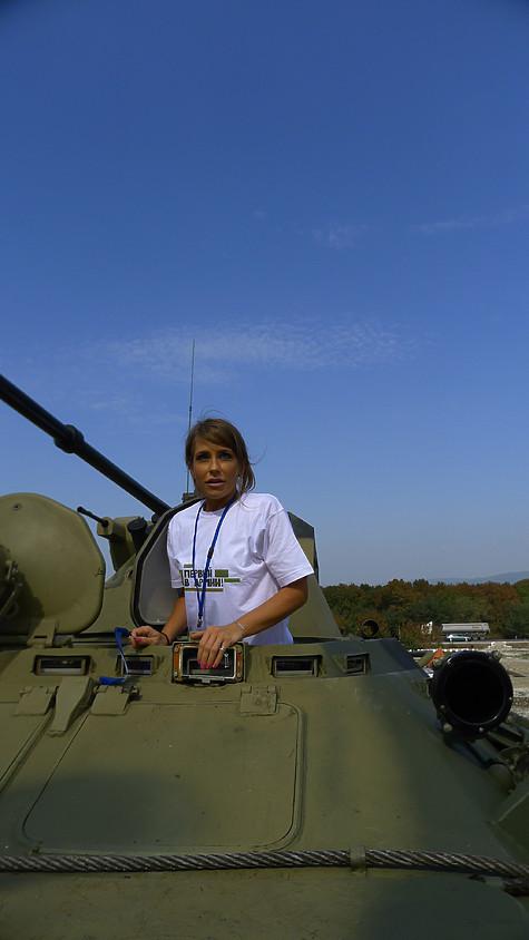 Юлия Барановская изучила, что находится в танке... Фото: Виталий Бродзкий