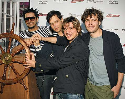 В группе «Корни» Александр (второй слева) чувствовал себя вполне органично. Но сольная карьера музыканта тоже вполне устраивает. Фото: Лилия Шарловская.