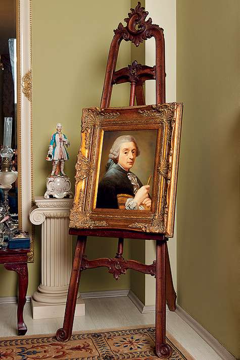 Портрет неизвестного, который внешне напоминает как Моцарта, так и хозяина дома, привезен из Ливана. Фото: Сергей Козловский.