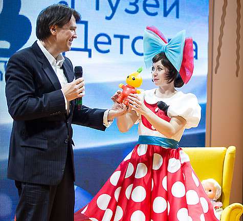 Денис Матросов отдал в «Музей Детства» свою любимую игрушку Чипполино. Фото: материалы пресс-служб.