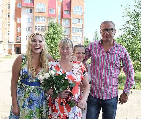 Света Курицына с семьей и Андрей Ковалев. Фото: Лилия Шарловская.